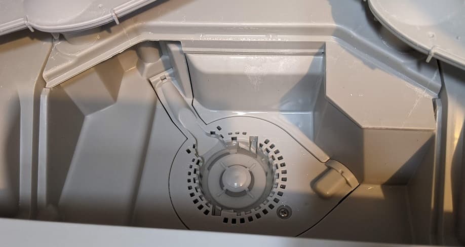 Panasonic食器洗い乾燥機庫内クリーナーを使う前の食洗機庫内排水口カバー下
