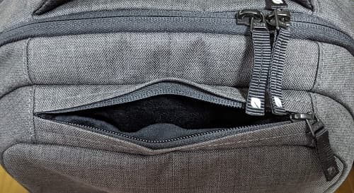Incase ICON Slim Backpackの前面上部のポケット