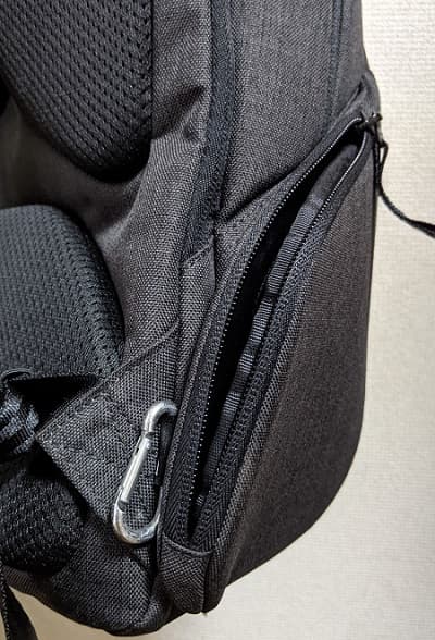 Incase ICON Slim Backpackのサイドポケット